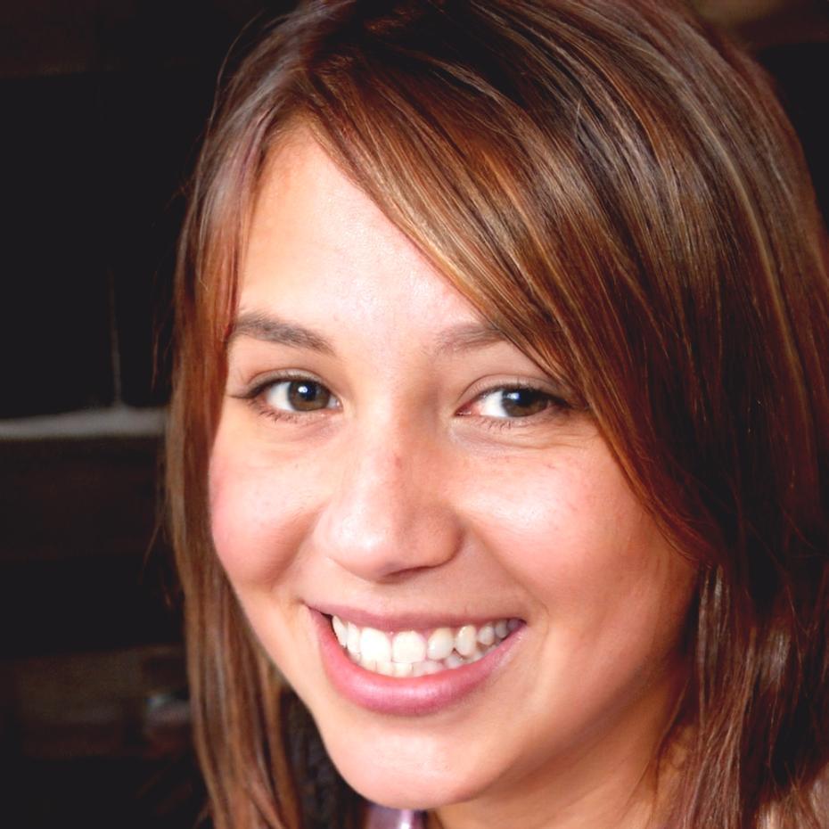 Retrato profesional de Esperanza Villareal, analista financiera especializada en educación de inversiones