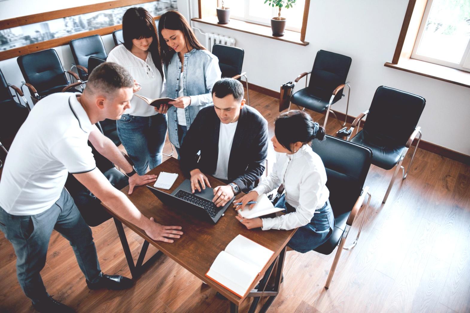Profesionales analizando gráficos de inversión y tendencias del mercado financiero